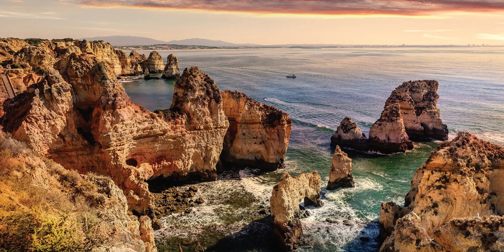 Algarve villa with pool and outdoor area